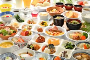 una mesa llena de tazones de diferentes tipos de alimentos en Yumoto Kissho en Osaki