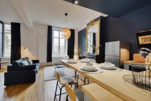 kuchnia i salon ze stołem i krzesłami w obiekcie - Le Loft de Doryan ! Gare- topappart nancy w Nancy