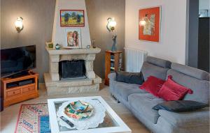 - un salon avec un canapé et une cheminée dans l'établissement Awesome Home In Hennebont With Wifi, à Hennebont