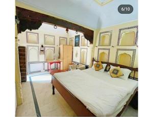 Un pat sau paturi într-o cameră la Singhasan Haveli, Mandawa