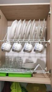 uma prateleira com pratos e utensílios no frigorífico em Duplicado Beautiful 25th floor apartment em Bello