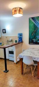 cocina con mesa, mesa y sillas en Barrio Norte hermoso apart privado en San Miguel de Tucumán