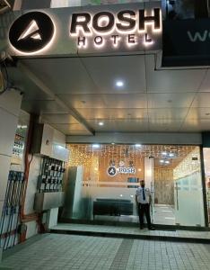 Rosh Hotel في مانيلا: رجل واقف امام فندق صخري