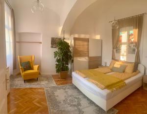 Posteľ alebo postele v izbe v ubytovaní Forst-Ház Apartman