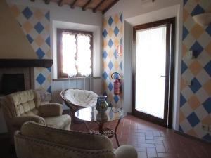 ein Wohnzimmer mit Sofas, einem Tisch und einem Fenster in der Unterkunft Locanda le Boscarecce in Castelfiorentino