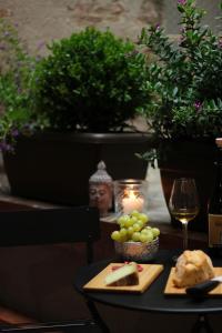 una mesa con un plato de uvas y una vela en LuccaStay 99, en Lucca