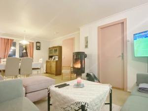 - un salon avec une table et une cheminée dans l'établissement Holiday home STONGLANDSEIDET II, à Stonglandseidet