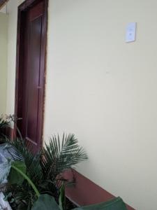 een deur en enkele planten voor een gebouw bij Hoa Anh Đào Garden Hotel in Thuan An