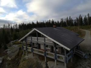 een huis met een zwart dak op een heuvel bij Tuliranta in Suonenjoki