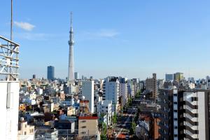 Ein allgemeiner Blick auf Tokio oder ein Stadtblick von des Hotels aus