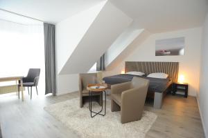 ein Schlafzimmer mit einem Bett, einem Tisch und Stühlen in der Unterkunft Swetis Passage in Pulheim