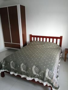 una camera con letto e cassettiera di Ô Bercail du Sud chez Jeannette a Rodrigues Island