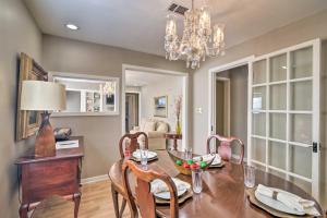 Istumisnurk majutusasutuses Charming Oxford Home about 7 Mi to Ole Miss!