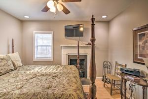 A bed or beds in a room at Charming Oxford Home about 7 Mi to Ole Miss!