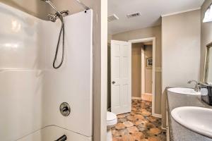 Vannituba majutusasutuses Charming Oxford Home about 7 Mi to Ole Miss! +25 fotot