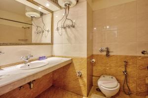 un bagno con lavandino, water e specchio di Hotel Kanishka Manali - 200m from Mall Road a Manāli