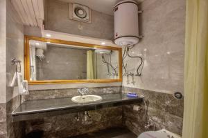 Bagno di Hotel Kanishka Manali - 200m from Mall Road
