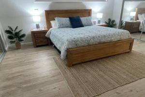 um quarto com uma cama com almofadas azuis e um espelho em Beach House on Stockton Beach, Newcastle em Stockton