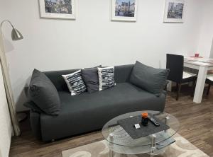 uma sala de estar com um sofá preto e uma mesa em Ferienwohnungen Koch em Marburgo