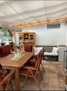 - une salle à manger avec une table et des chaises en bois dans l'établissement Ferienwohnungen Koch, à Marbourg