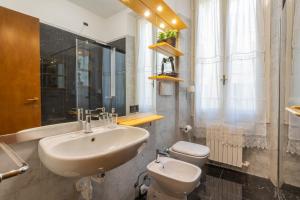 een badkamer met een wastafel en een toilet bij Castello Duomo Milano in Milaan