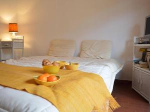Appartement Le Lavandou, 1 pièce, 2 personnes - FR-1-251-66 في لو لا فاندو: غرفة نوم مع طبقين من الفواكه على سرير