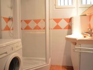 een badkamer met een wasmachine en een wastafel bij Appartement Le Lavandou, 1 pièce, 2 personnes - FR-1-251-66 in Le Lavandou