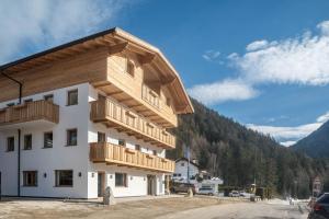 un edificio con balconi in legno ai lati di Balbeinhof Apt Gams a Luson