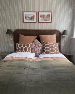 a bed with pillows on it in a bedroom at Fanø Krogaard in Fanø