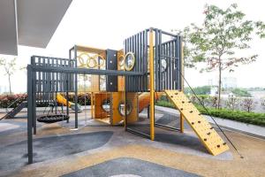 un parque infantil con un tobogán amarillo y un tobogán en Subang Jaya SS15 6min to Bandar Sunway By Nexx Field en Subang Jaya