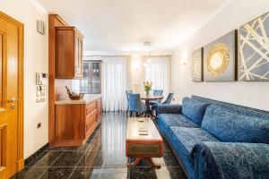 uma sala de estar com um sofá azul e uma mesa em RetroNuovo em Corfu Town mais 31 fotografias