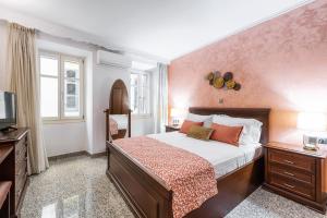 um quarto com uma cama grande e uma televisão em RetroNuovo em Corfu Town