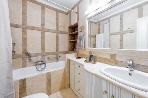 um banheiro com uma pia, um vaso sanitário e um espelho em RetroNuovo em Corfu Town