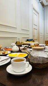 una mesa con una taza de café y platos de comida en Marrone Hotel Tsaghkadzor, en Tsaghkadzor