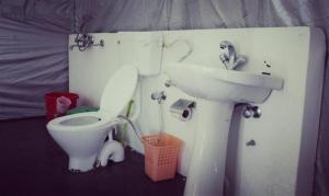 レーにあるNubra Leisure Campのバスルーム(トイレ、洗面台付)