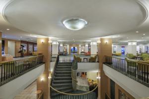 Blick auf die Lobby einer Bibliothek in der Unterkunft Palan Ski & Convention Resort Hotel in Erzurum