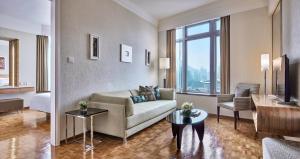 Uma área de estar em Nina Hotel Causeway Bay
