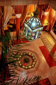 - une vue de tête sur une chambre dotée d'un lustre dans l'établissement Riad Lila, à Marrakech
