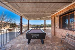 un patio con mesa de ping pong y banco en Casa Rural Tesorillo Cat Superior en Cogollos de Guadix