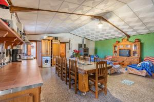 cocina y comedor con mesa y sillas en Casa Rural Tesorillo Cat Superior en Cogollos de Guadix