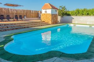 una piscina en un patio con una casa en Casa Rural Tesorillo Cat Superior en Cogollos de Guadix
