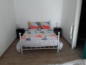 1 dormitorio con cama blanca y almohadas rojas en Gardon en Remoulins