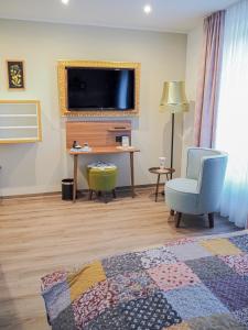 TV a/nebo společenská místnost v ubytování Tante ALMA's Mülheimer Hotel