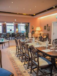 une grande salle à manger avec une table et des chaises dans l'établissement Tante ALMA's Mülheimer Hotel, à Mülheim