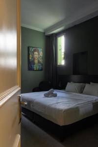 Un pat sau paturi într-o cameră la Residence Suites BY RAPHAEL HOTELS