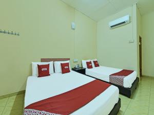 Ένα ή περισσότερα κρεβάτια σε δωμάτιο στο OYO 90702 Empire Inn 1