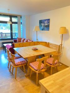 - une salle à manger avec une table et des chaises en bois dans l'établissement Apartment Steinwänd Top 7, à Grünau im Almtal