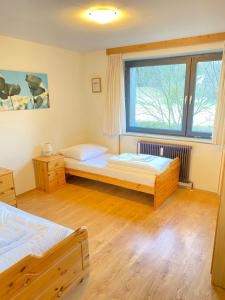 - une chambre avec 2 lits et une fenêtre dans l'établissement Apartment Steinwänd Top 7, à Grünau im Almtal