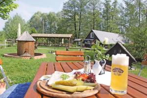 einen Tisch mit einem Teller Essen und einem Glas Bier in der Unterkunft Gasthaus & Pension Am Kurfürstendamm in Burg