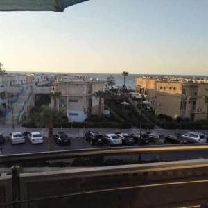 uma vista para um parque de estacionamento com carros e edifícios em شاطئ المعموره em Alexandria